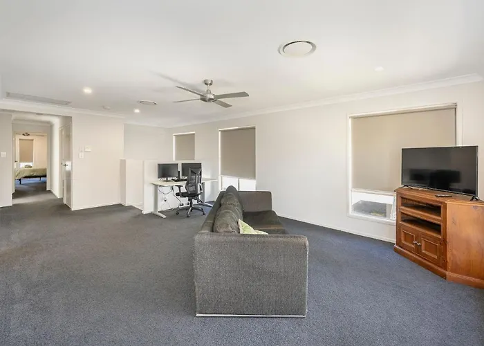 Large House 7 Mins From Airport