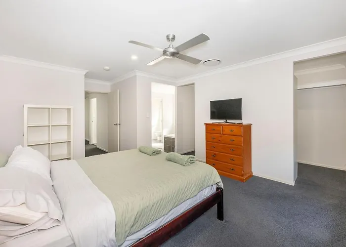 Large House 7 Mins From Airport